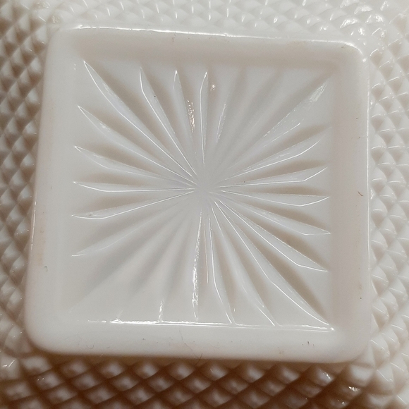 VTG SQUARE MILK GLASS ASHTRAY - Picture 6 of 10